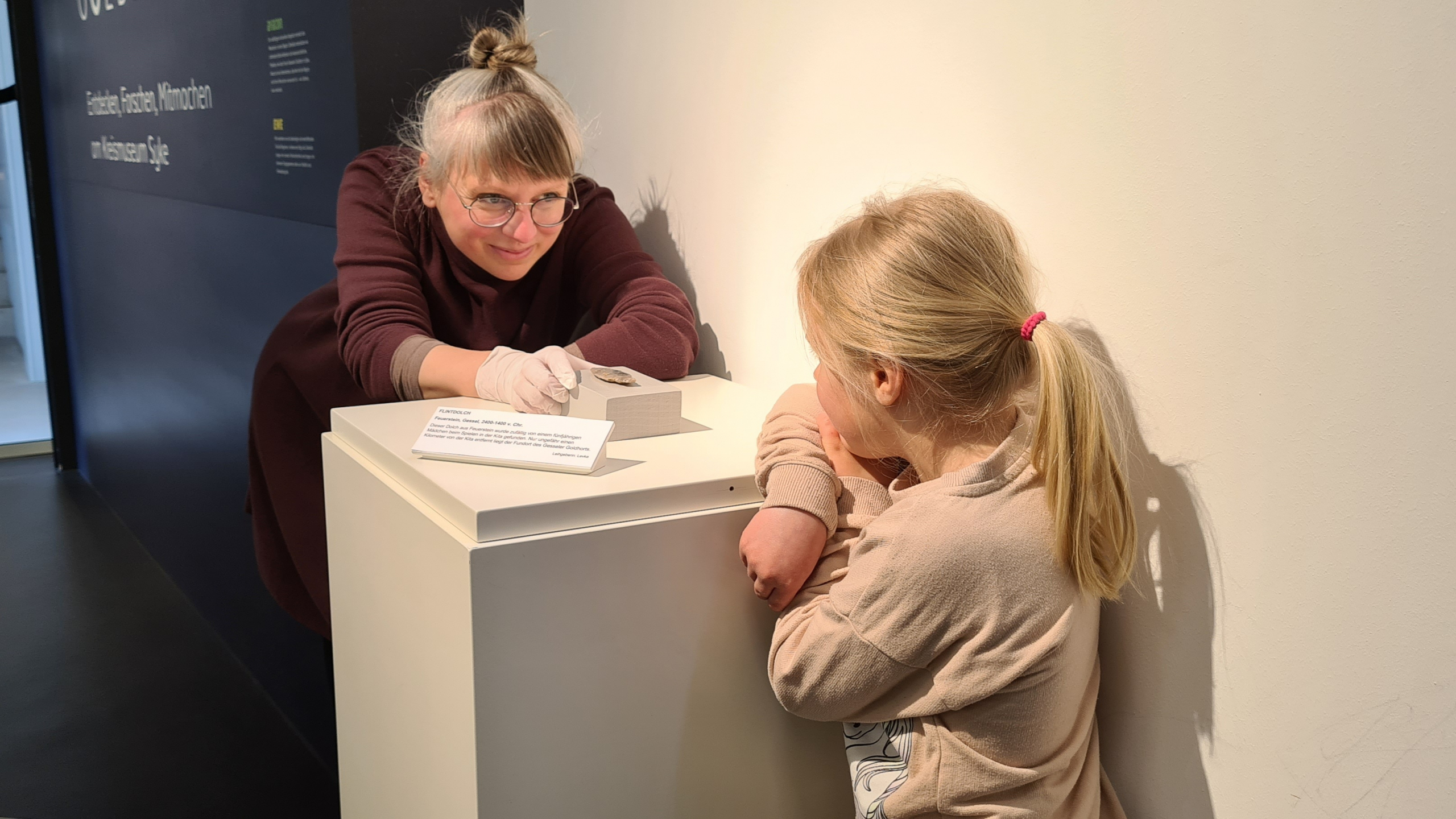 Nele Miethig, Kuratorin der archäologischen Sammlung des Kreismuseums Syke, mit der fünfjährigen Finderin Levke<br />(Kreismuseum Syke, CC BY-SA 4.0 https://creativecommons.org/licenses/by-sa/4.0)